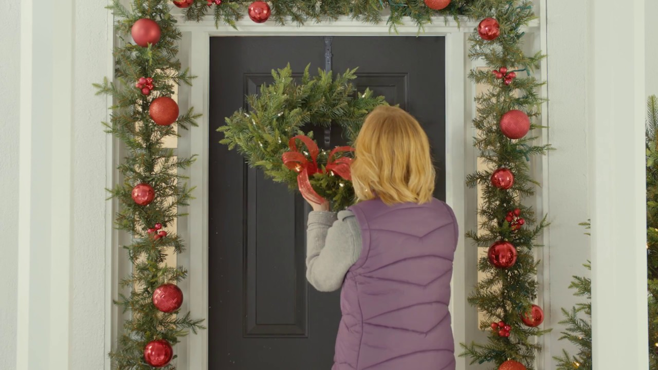 как прикрепить новогодний венок на двери