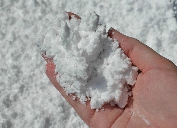 Искусственный снег: 25 красивых идей и советы по применению