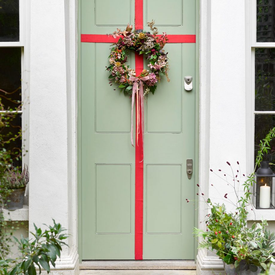 Chritsmas-front-door-with-ribbon-920x920.jpg