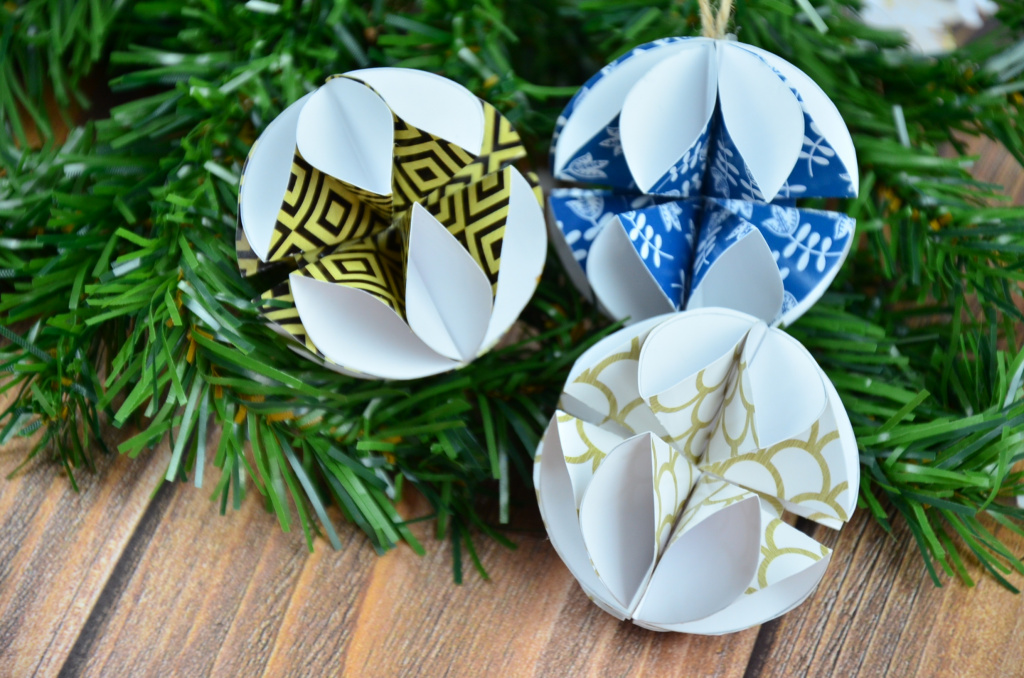 Как сделать новогодний шар на елку своими руками из бумаги